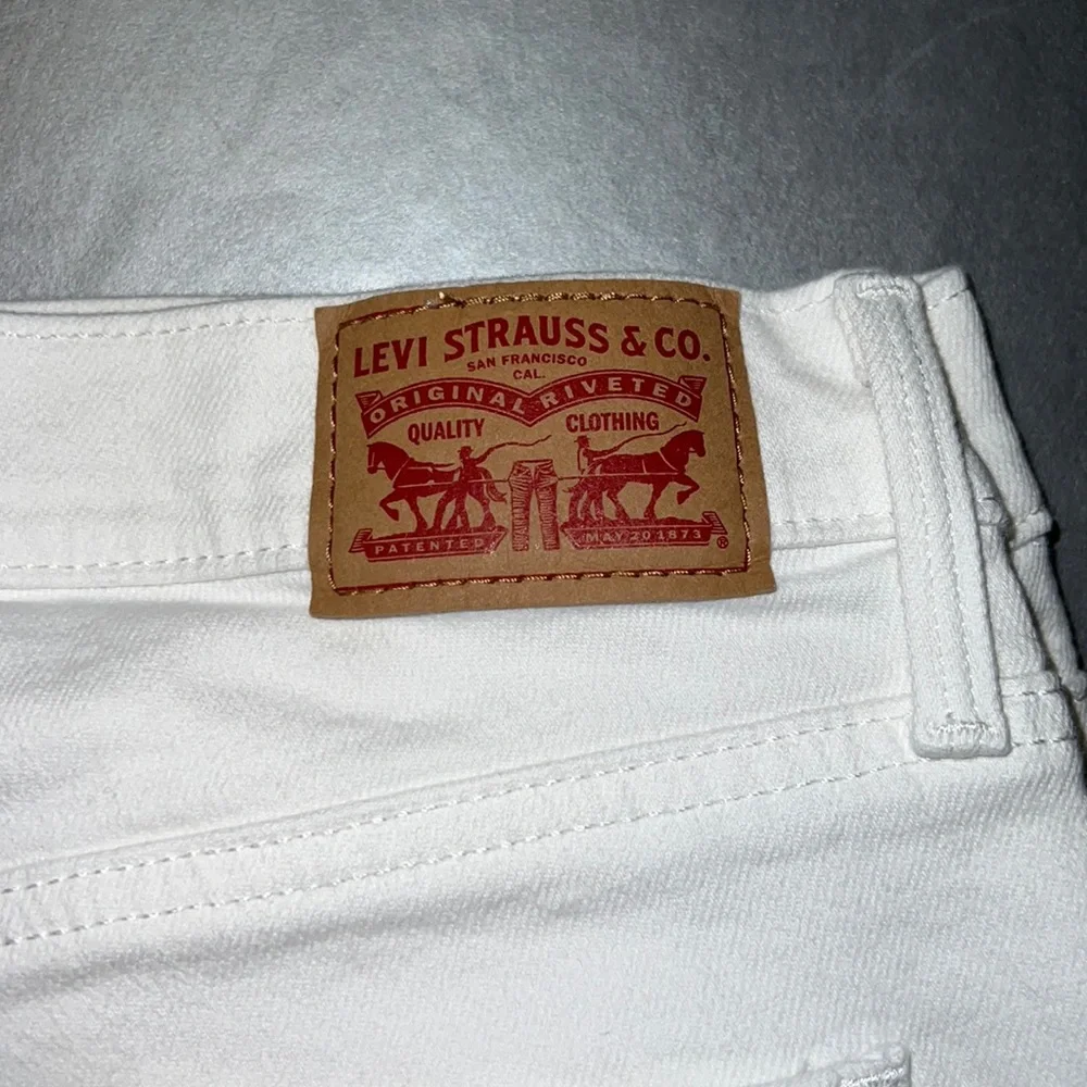 Levi’s slimming skinnies - Picture 2 of 6